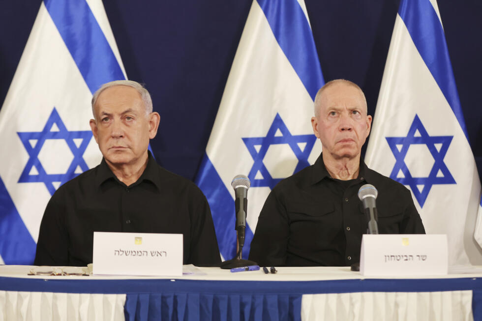 El primer ministro israelí, Benjamin Netanyahu y el exministro de Defensa, Yoav Gallant, asisten a una conferencia de prensa en la base militar de Kirya, en Tel Aviv, Israel, el 28 de octubre de 2023.