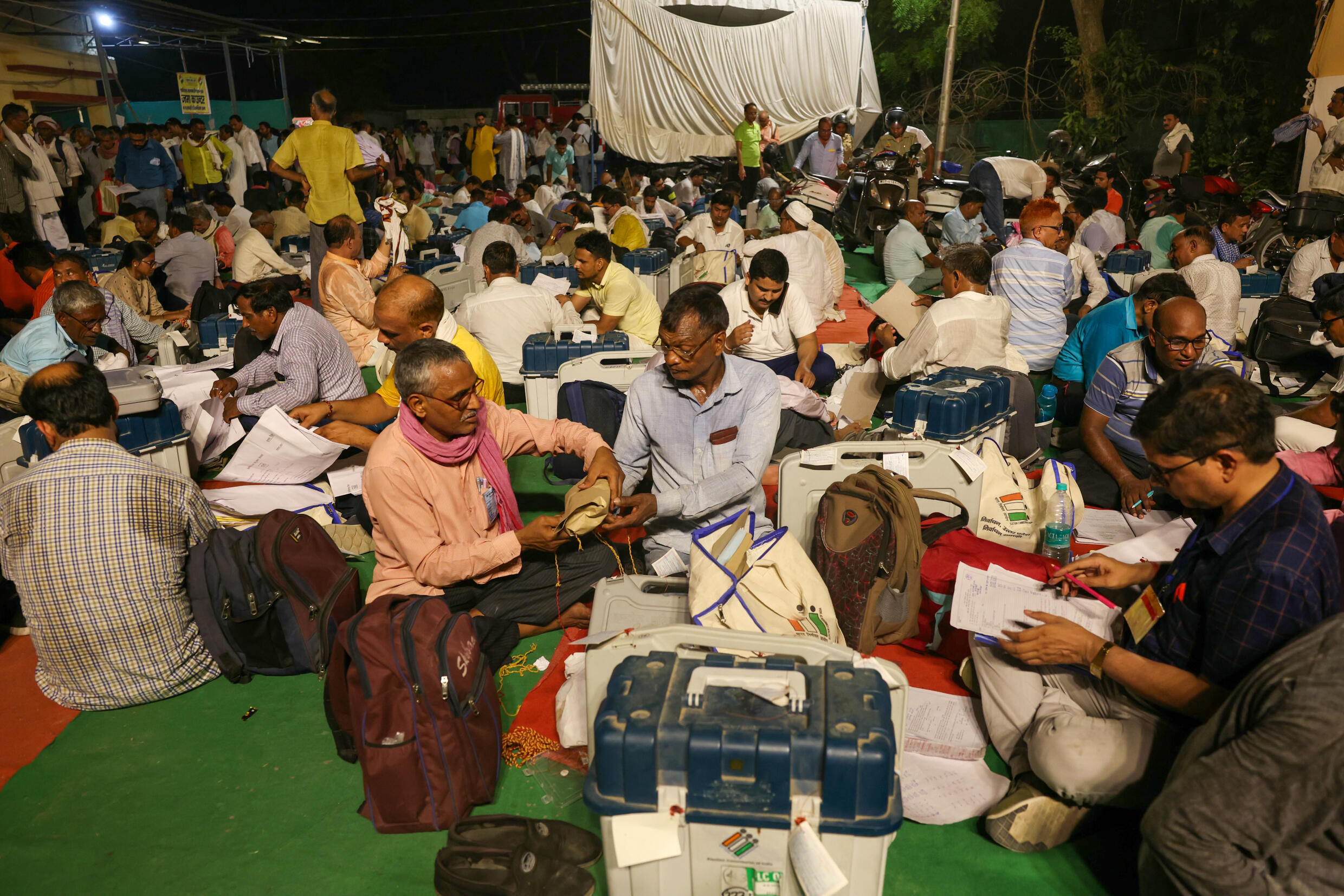 Des agents électoraux déposent les machines à voter électroniques et d'autres matériels de vote dans un centre de collecte à Varanasi, à l'issue de la septième et dernière phase des élections générale