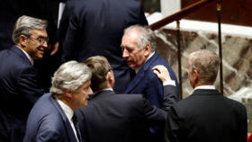 Ο Γάλλος πρωθυπουργός Φρανσουά Μπαϊρού καταδικάστηκε από το αξίωμά του με ψηφοφορία των βουλευτών στην Εθνοσυνέλευση στις 8 Σεπτεμβρίου 2025.