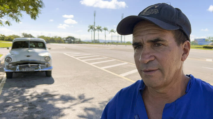 El cubano Pedro Roberto Gamuza, padre de dos jóvenes reclutados para luchar con el ejército ruso en la guerra de Ucrania, en Santa Clara, Cuba, el 11 de septiembre de 2023