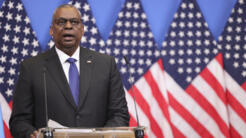 Ο Υπουργός Άμυνας των Ηνωμένων Πολιτειών Λόιντ Όστιν μιλάει κατά τη διάρκεια μιας συνέντευξης μέσων ενημέρωσης μετά από μια συνάντηση των υπουργών Άμυνας του ΝΑΤΟ στην έδρα του ΝΑΤΟ στις Βρυξέλλες, Τρίτη 14 Φεβρουαρίου 2023.