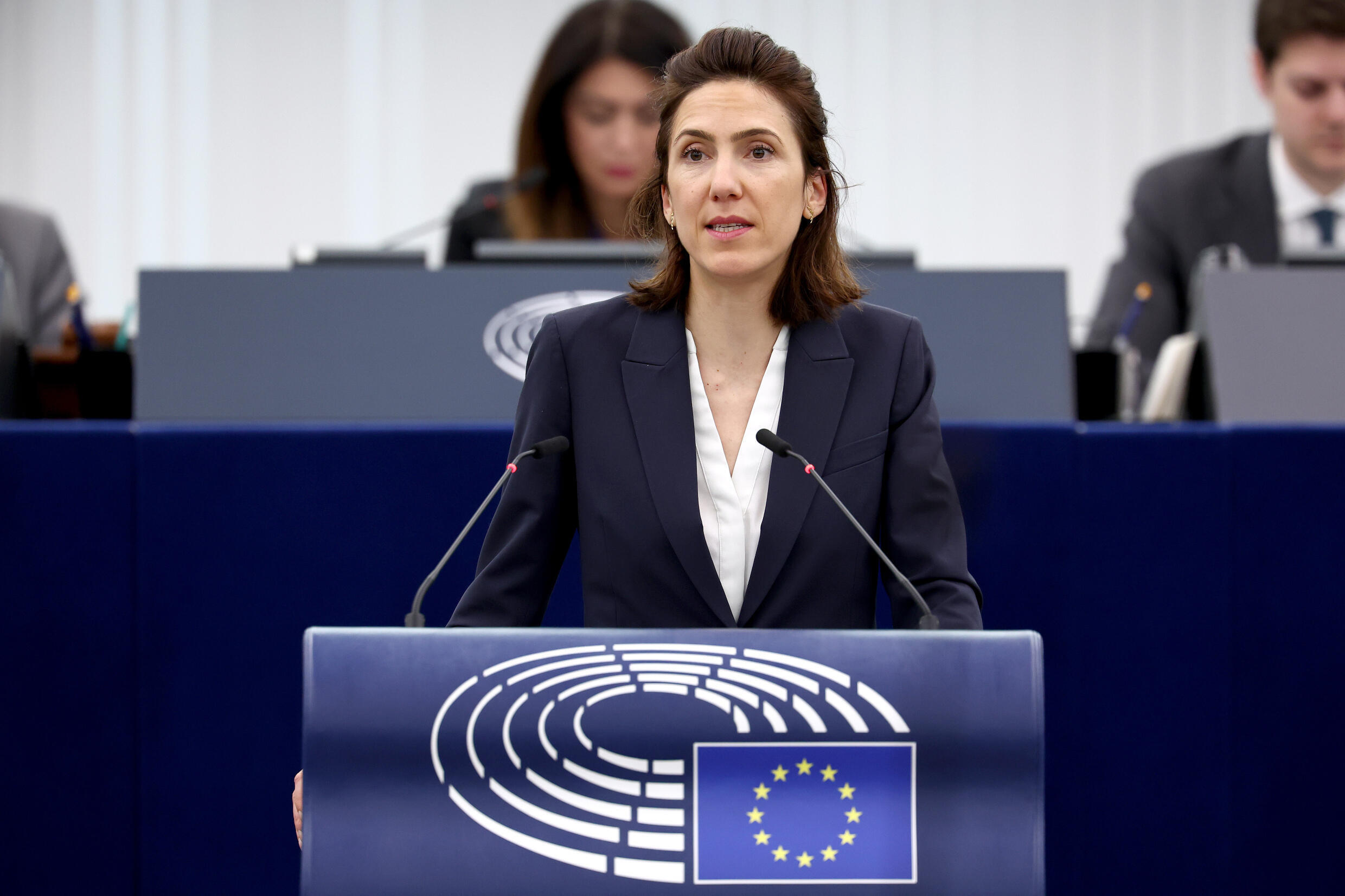 Valérie Hayer, tête de liste Renaissance aux élections européennes, fait un discours dans l'hémicycle du Parlement européen, le 23 avril 2024 à Strasbourg