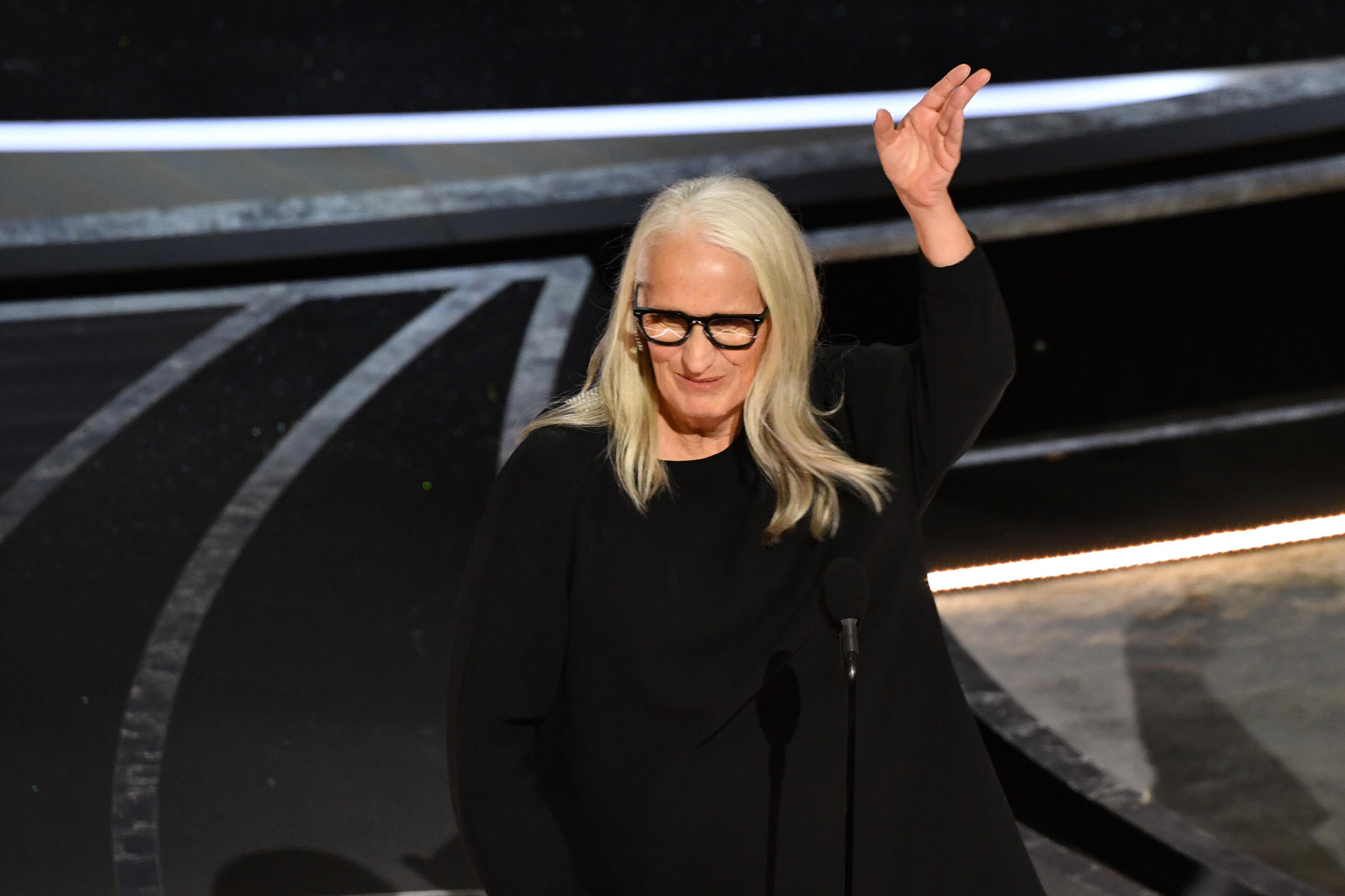 المخرجة النيوزيلندية جين كامبيون إثر فوزها بجائزة أوسكار أفضل إخراج في هوليوود في 27 آذار/مارس 2022