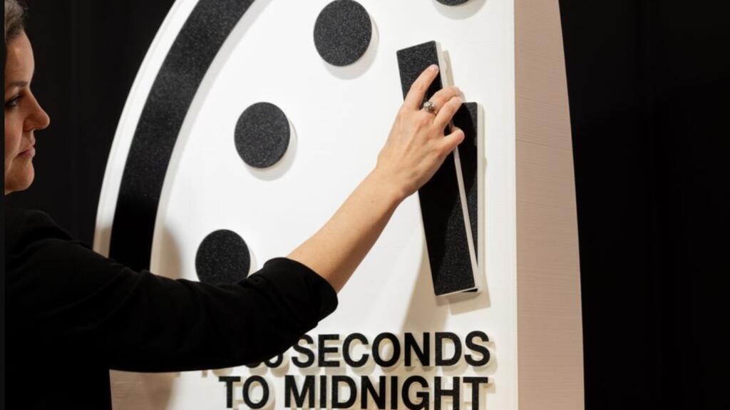 النقطة النظرية لحدوث الإبادة...علماء ذرة يقدمون "ساعة يوم القيامة" لأقرب وقت من منتصف الليل