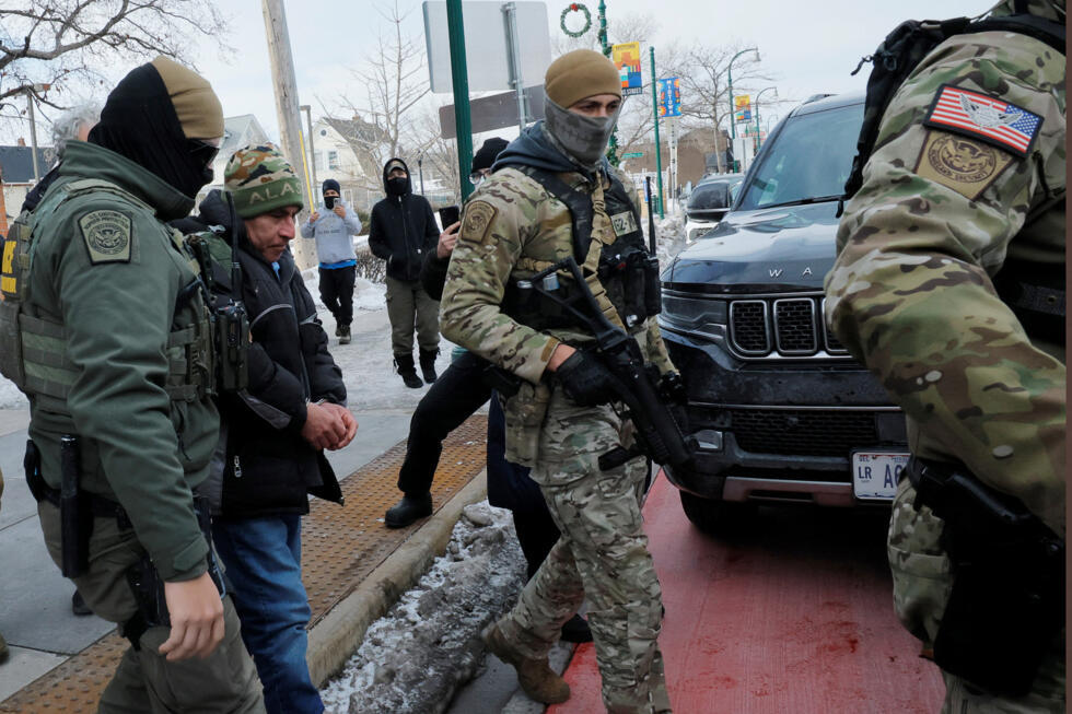Agentes de Aduanas y Patrulla Fronteriza de EE. UU. detienen a un hombre en una parada de autobús que no pudo demostrar su estatus migratorio, en Minneapolis, Minnesota, EE. UU ., el 11 de enero de 2026.