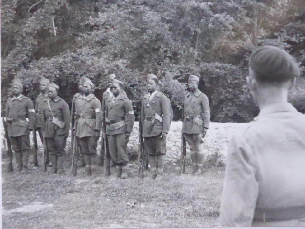 Les tirailleurs sénégalais rendent les honneurs au colonel Zeller à Saint-Agnan-en-Vercors en juillet 1944.