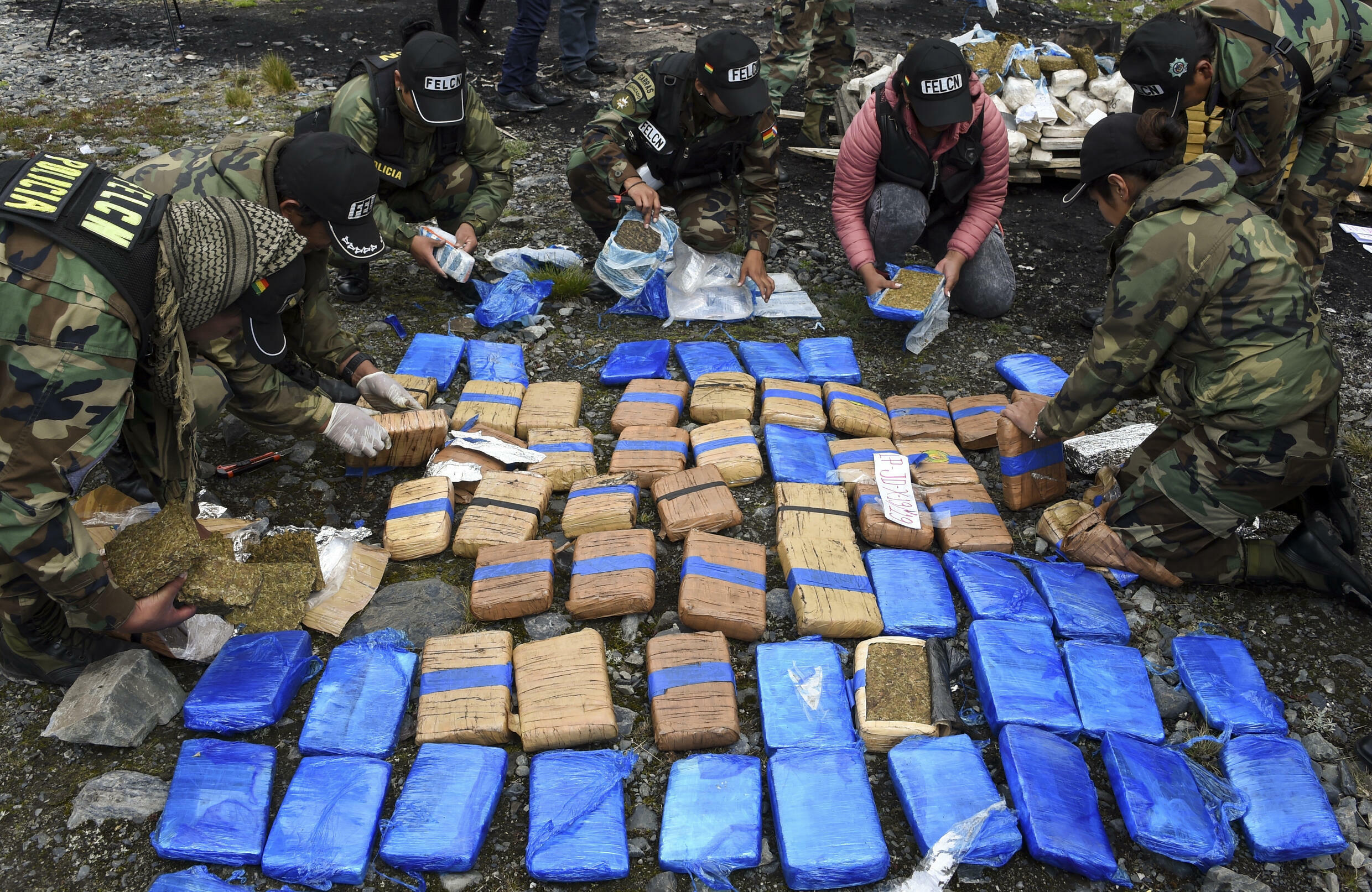 Acusan a Dávila del envío de una tonelada de cocaína al país norteamericano 4 Policías antinarcóticos se preparan para incinerar 293,7 kg de cocaína y 77 kg de marihuana en La Rinconada, en las afueras de La Paz, el 5 de diciembre de 2019