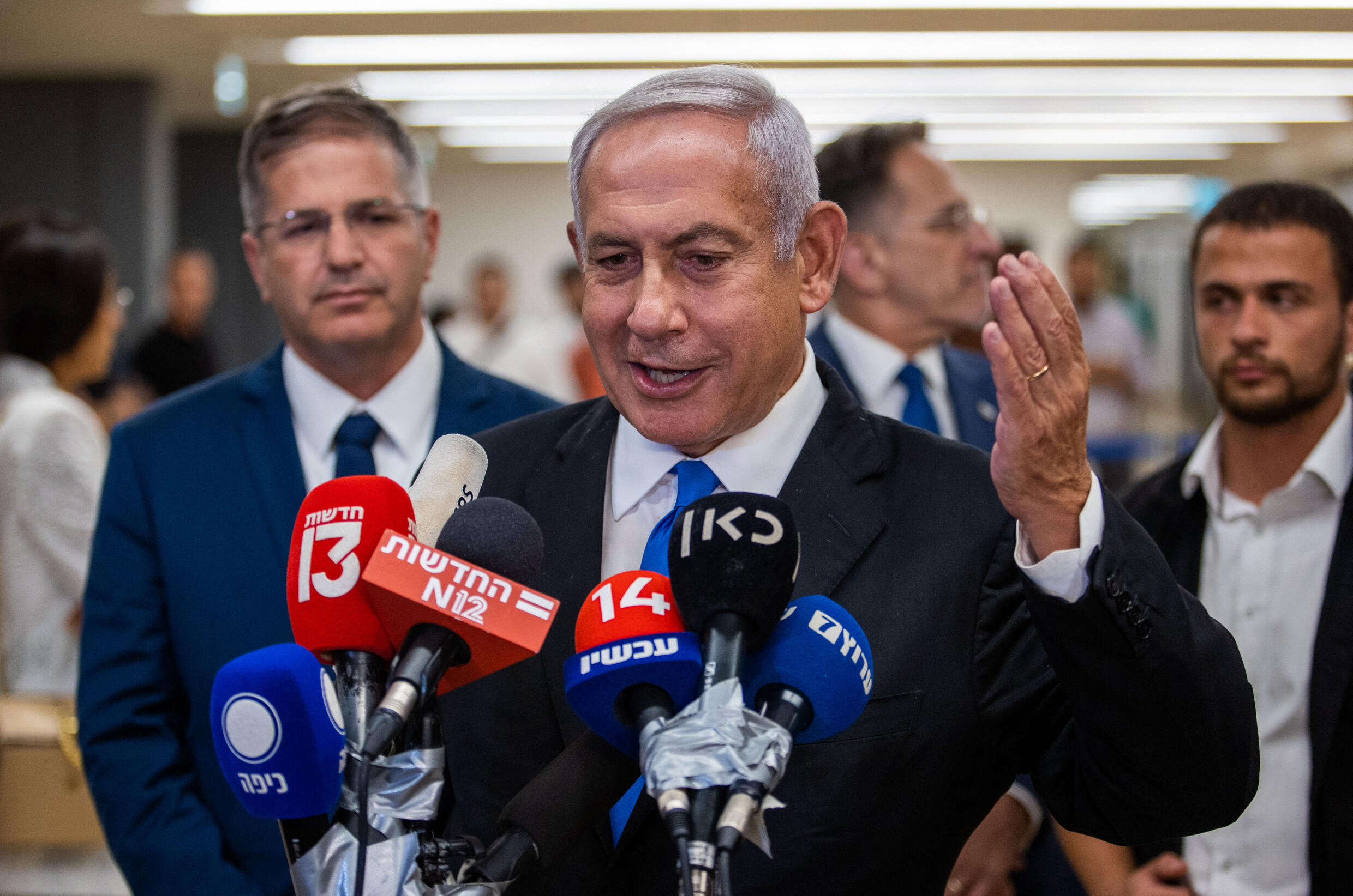 El ex primer ministro israelí Benjamin Netanyahu habla con la prensa en la Knesset (parlamento) en Jerusalén el 20 de junio de 2022.