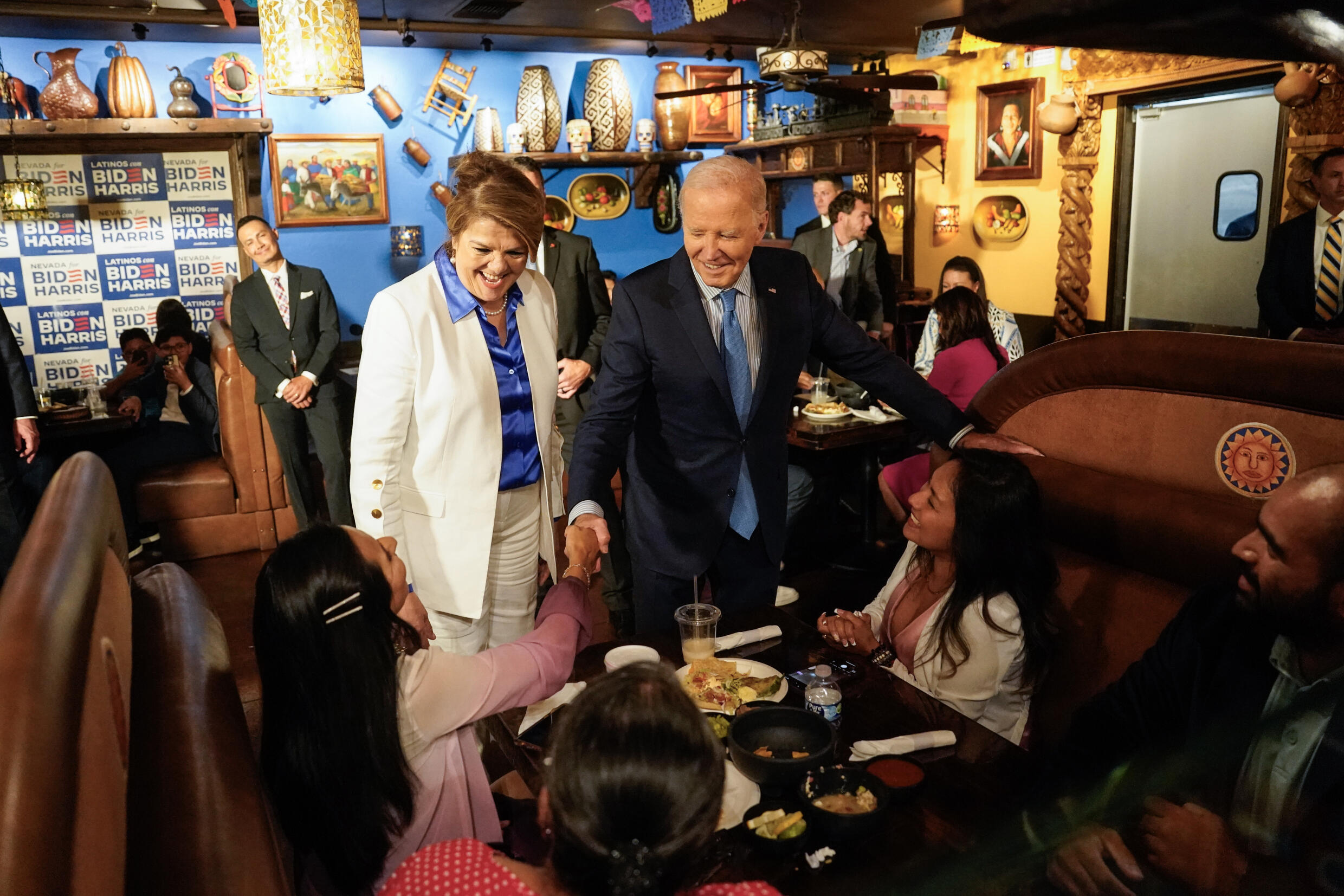 Le président américain Joe Biden, accompagné de Maritza Rodriguez, conseillère de campagne pour l'équipe Biden-Harris, à Las Vegas (Nevada), aux Etats-Unis, le 17 juillet 2024