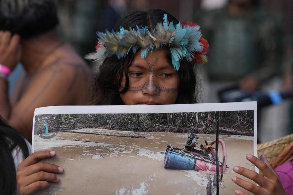 Una mujer indígena sostiene una imagen mientras se manifiesta a favor de la protección de la Amazonía frente a la sede de la COP30, la Cumbre del Clima de las Naciones Unidas, el viernes 14 de noviembre de 2025, en Belém, Brasil.