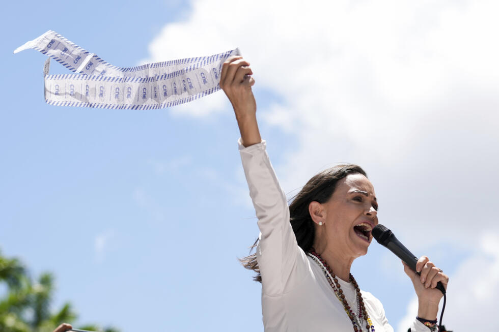 Maria Corina Machado brandit des feuilles de décompte lors d'une manifestation contre la réélection du président Nicolás Maduro, à Caracas, au Venezuela, le 28 août 2024.