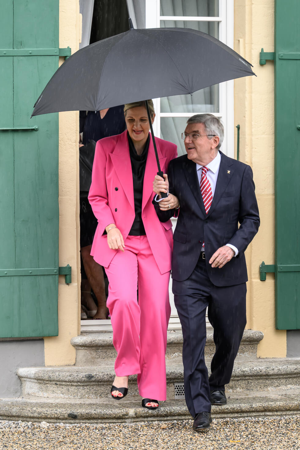 Kirsty Coventry et Thomas Bach arrivant à la Maison de l'olympisme de Lausanne le 23 juin 2025.