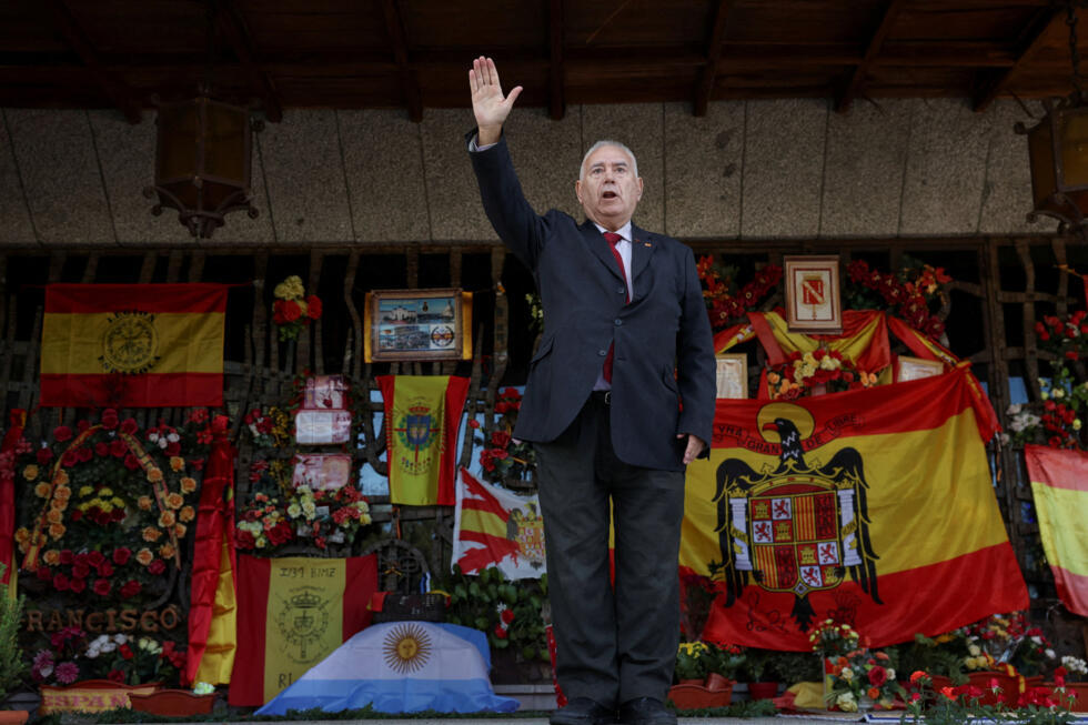 El líder del partido Movimiento Católico Español, José Luis Corral, hace el saludo romano en el 50 aniversario de la muerte del fallecido dictador español Francisco Franco, en un santuario informal ubicado en la entrada del mausoleo de Franco en el cementerio de Mingorrubio-El Pardo, en Madrid, España, el 20 de noviembre de 2025.
