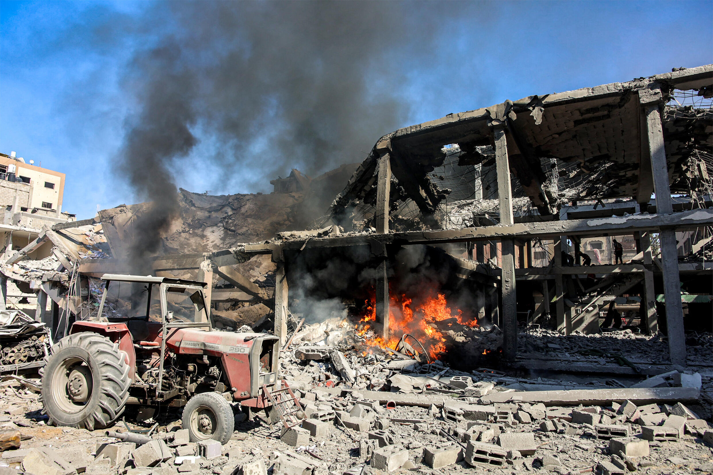 Des flammes s'élèvent d'un bâtiment bombardé par l'armée israélienne à cheikh Radwane, un quartier nord de Gaza-ville, dans le nord de la bande de Gaza, le 3 septembre 2024, sur fond de guerre entre I