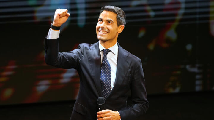 Rob Jetten, líder del partido de centroizquierda D66, habla en el escenario durante la presentación de los resultados de las encuestas a boca de urna en un recinto electoral en Leiden, Países Bajos, el miércoles 29 de octubre de 2025.