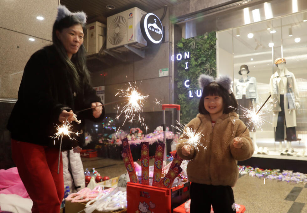 Mensen juichen tijdens de viering van de Taipei New Year's Party 2026 voor het Taipei City Government Building in Taipei, Taiwan, woensdag 31 december 2025