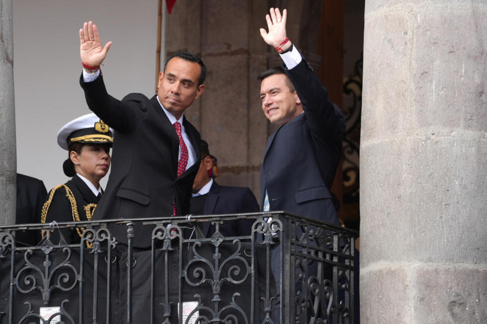 El presidente de Ecuador, Daniel Noboa y su homólogo interino de Perú, José Jerí, saludan durante la inauguración del decimosexto Gabinete Binacional y encuentro presidencial este viernes, en Quito, Ecuador