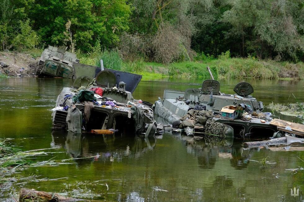 Équipement militaire russe abandonné photographié lors de la contre-offensive de l'armée ukrainienne dans la région de Kharkiv, le 9 septembre 2022.