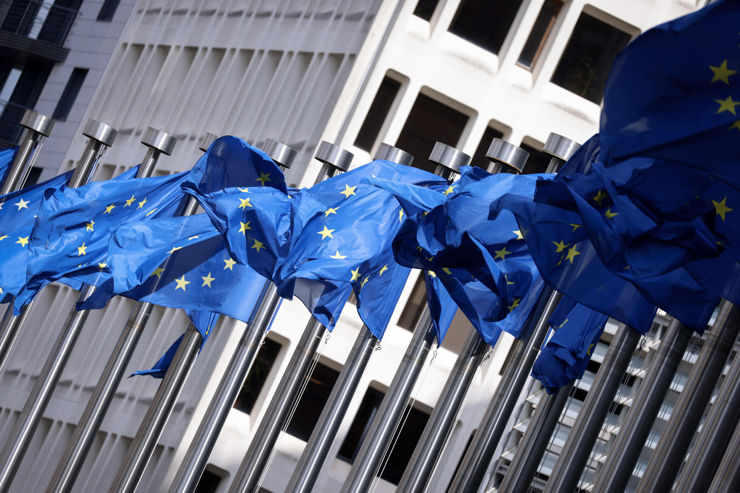 Devant le siège de la Commission européenne à Bruxelles, le 12 avril 2024