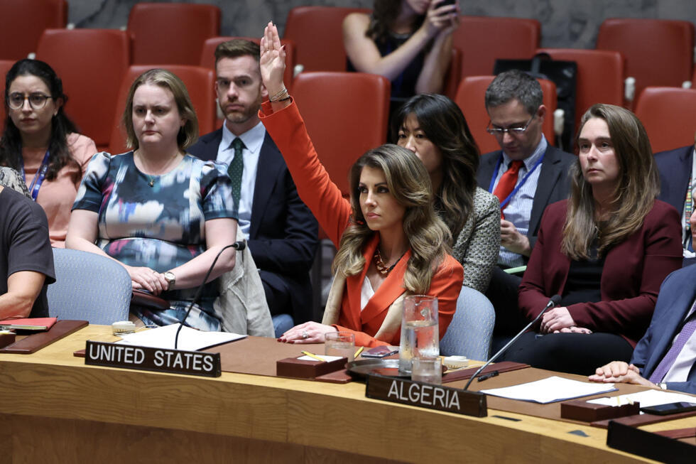 L'envoyée spéciale adjointe des États-Unis pour le Moyen-Orient Morgan Ortagus lève la main pour s'opposer à une résolution du Conseil de sécurité de l'ONU sur Gaza, le 18 septembre 2025.