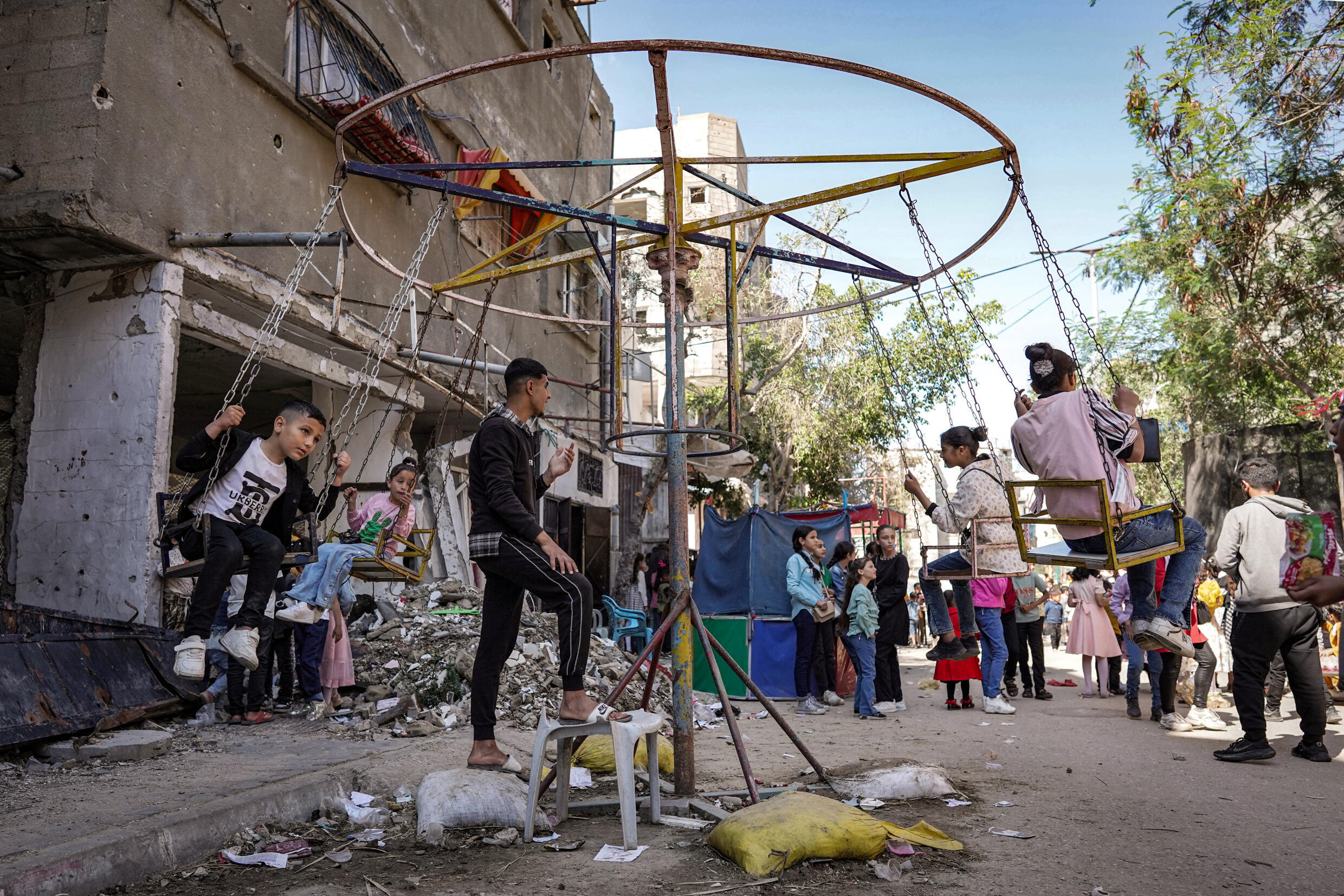 Des enfants dans les rues de Deir el-Balah, dans le centre de la bande de Gaza, le 10 avril 2024