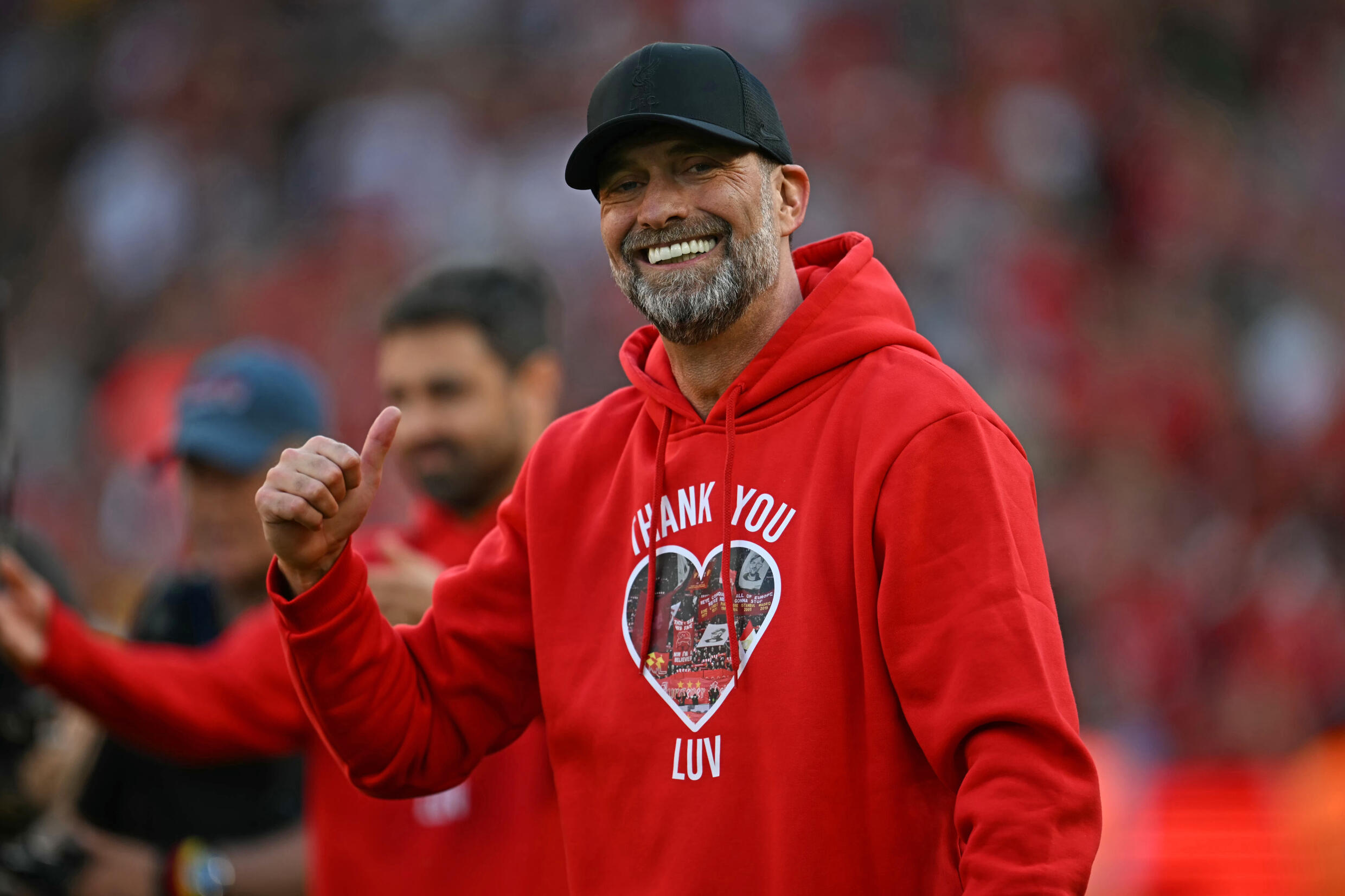 L'entraîneur allemand Jürgen Klopp fait ses adieux à Anfield Road qui lui réserve une ovation à la fin du match contre Wolverhampton, le 19 mai 2024 à Liverpool