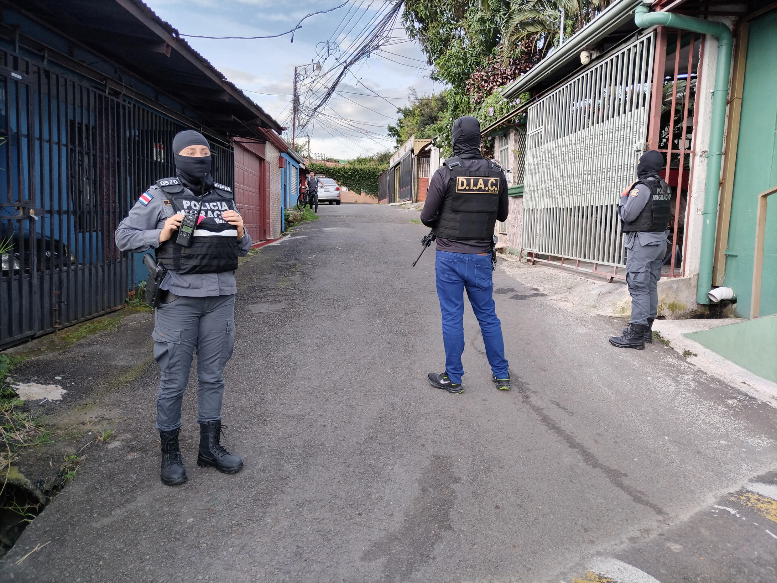 Fuerzas de seguridad costarricenses participan en una operación policial para detener a personas sospechosas de tener vínculos con una red internacional de tráfico de personas que opera entre Ecuador y Estados Unidos, en San José, Costa Rica, 6 de agosto de 2024.