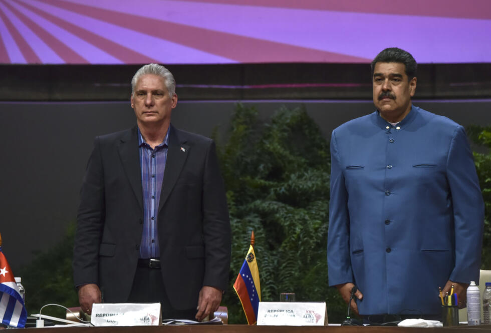 El presidente de Cuba, Miguel Díaz-Canel, a la izquierda, y el presidente de Venezuela, Nicolás Maduro, asisten a la XXI Cumbre del ALBA en el Palacio de la Revolución en La Habana, Cuba, el viernes 27 de mayo de 2022.