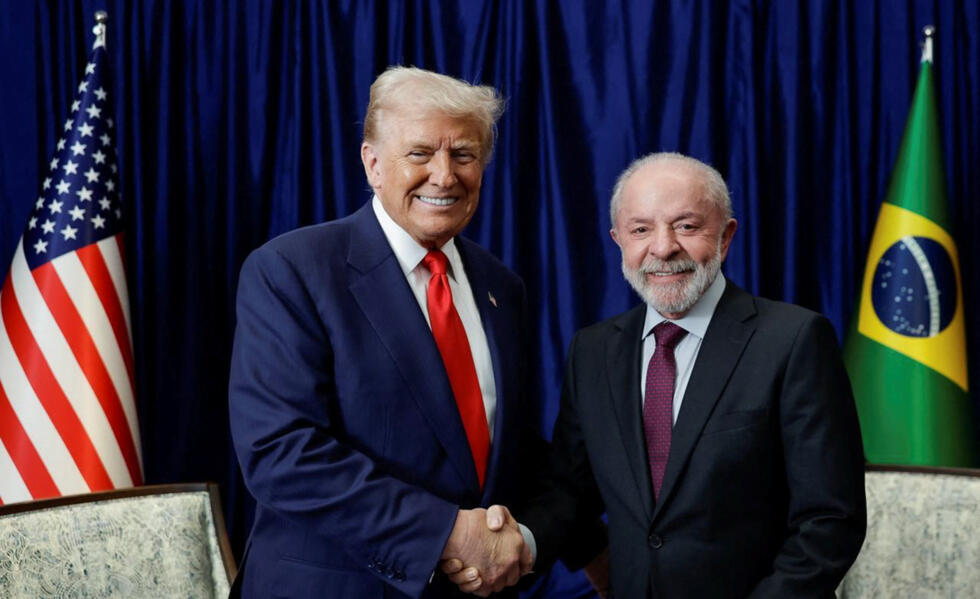 El presidente de Estados Unidos, Donald Trump, y el presidente de Brasil, Luiz Inácio Lula da Silva, se dan la mano durante un encuentro al margen de la 47.ª cumbre de la Asociación de Naciones del Sudeste Asiático (ASEAN) en Kuala Lumpur, Malasia, el 26 de octubre de 2025.