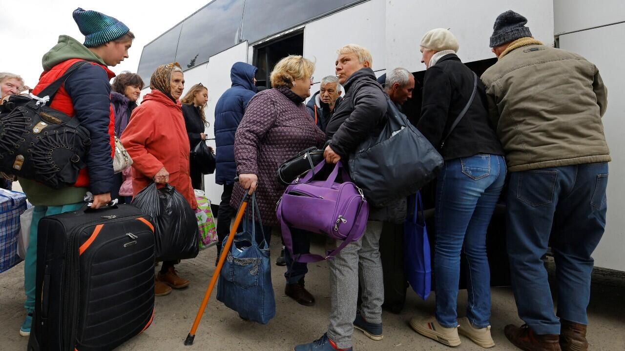 Decenas de civiles abordan un autobús que se dirige a Crimea, región en el sur de Ucrania y anexionada por Rusia en 2014. En la ciudad de Oleshky, en la región de Jersón, Ucrania, el 22 de octubre de 2022.