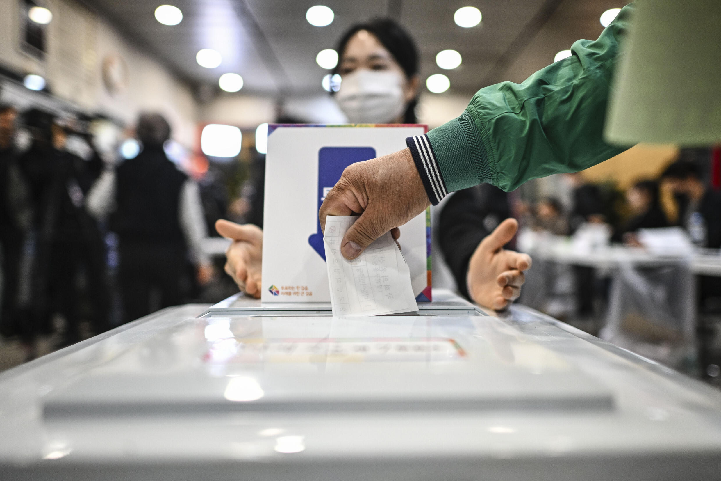 Un électeur vote lors des législatives, le 10 avril 2024 à Séoul, en Corée du Sud