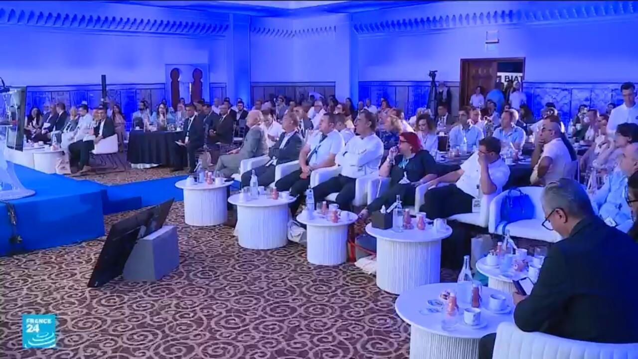 ريبورتاج: هجرة الأطباء التونسيين تبلغ مستويات مقلقة بسبب تدهور ظروف العمل