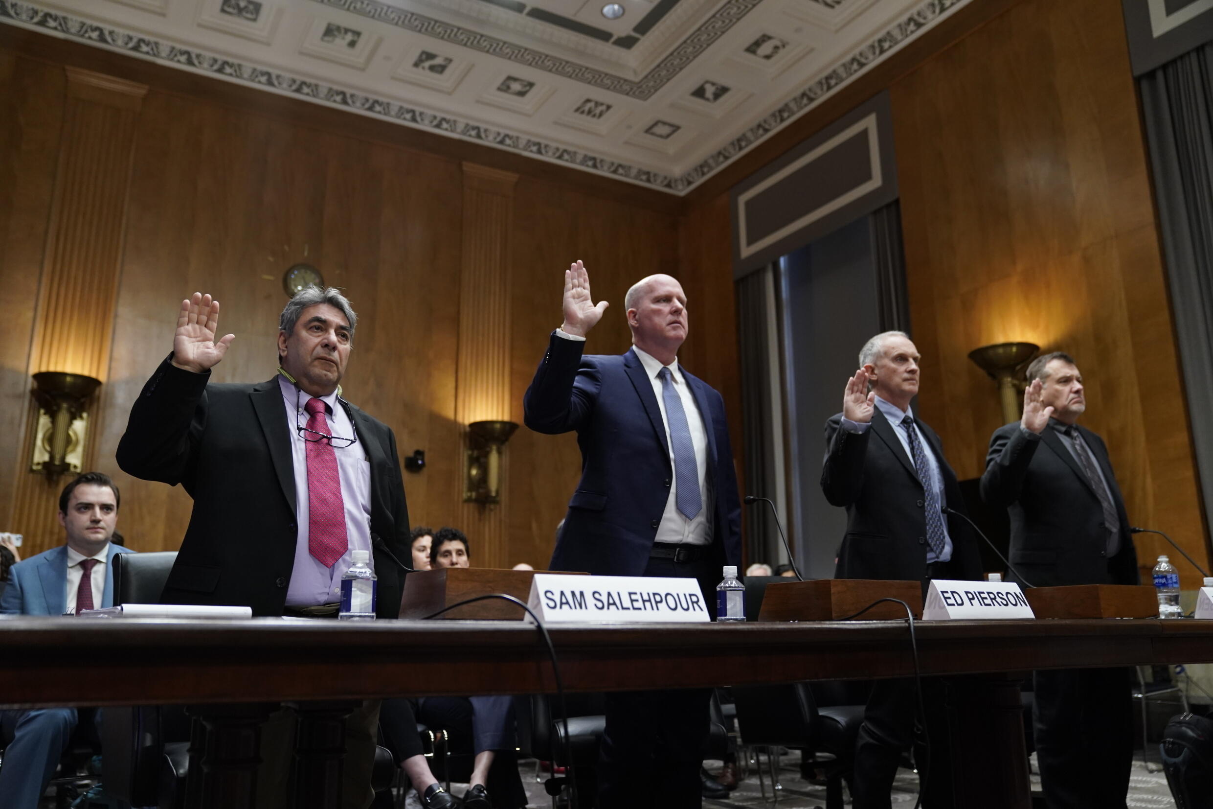 Quatre lanceurs d'alerte dont Sam Salehpour (g), ingénieur qualité, lors d'une audition au Sénat sur la sécurité des avions Boeing, le 17 avril 2024 à Washington