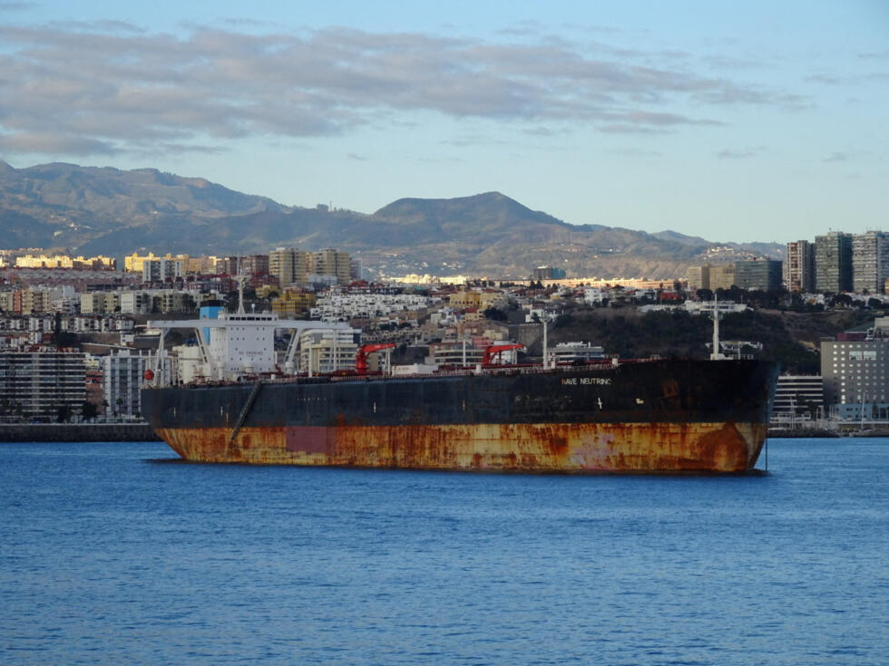 Archivo: El petrolero LATTAFA, que se llamaba NAVE NEUTRINO cuando se tomó esta foto, navega cerca de las Islas Canarias, en Las Palmas, España, el 27 de diciembre de 2017, en esta imagen obtenida de las redes sociales.