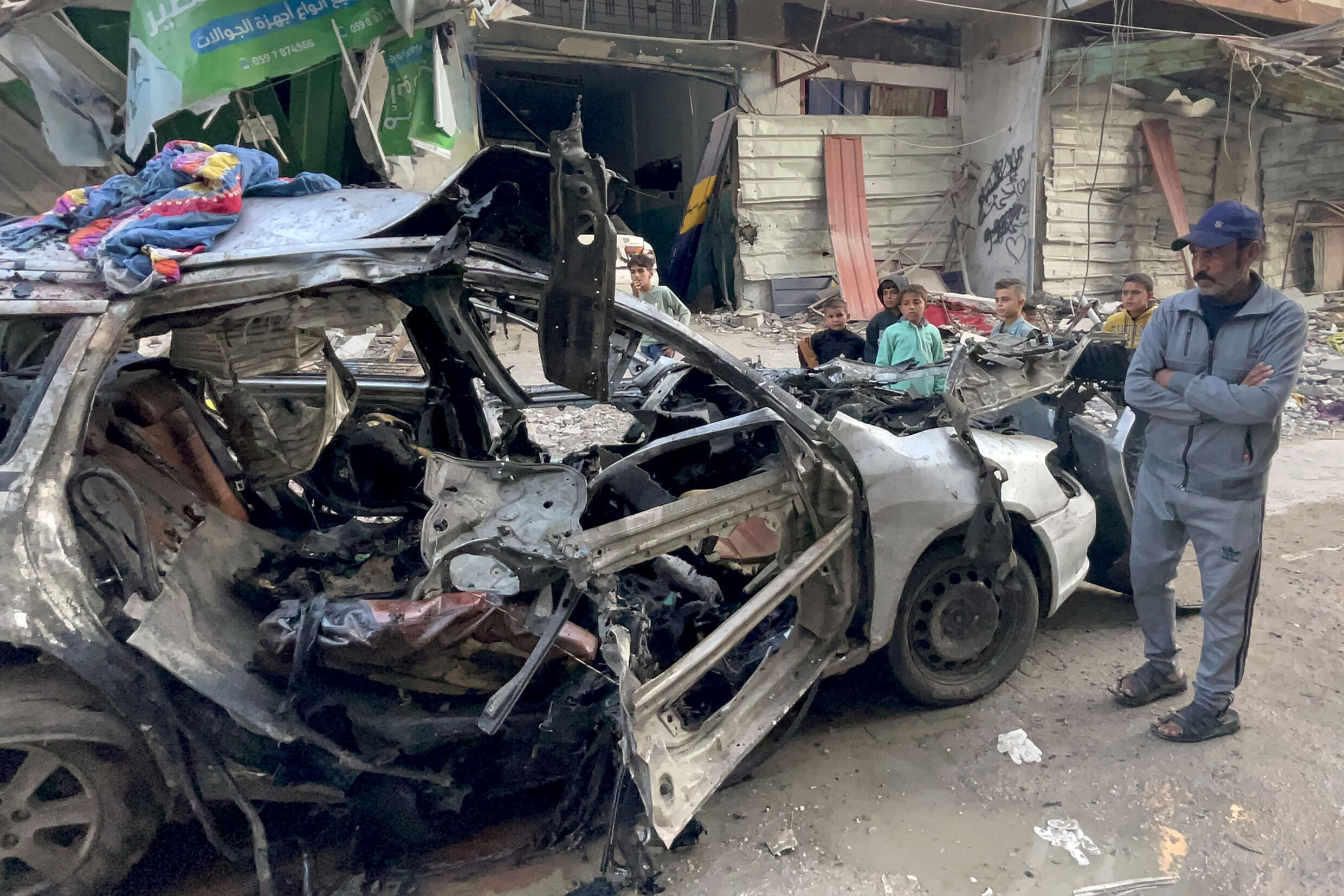 La voiture calcinée des trois fils du chef du Hamas dans le camp de réfugiés de Chati, le 10 avril 2024 à Gaza