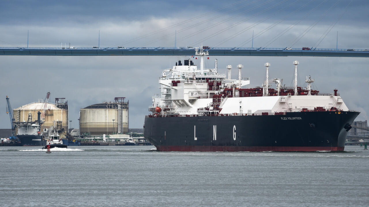 الاتحاد الأوروبي يتوصل الى تسوية لحظر واردات الغاز الروسي بحلول خريف 2027