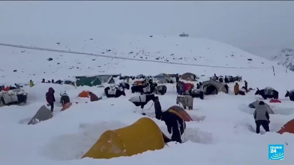 Snowstorm traps hundreds of hikers on Mount Everest during China's national holiday