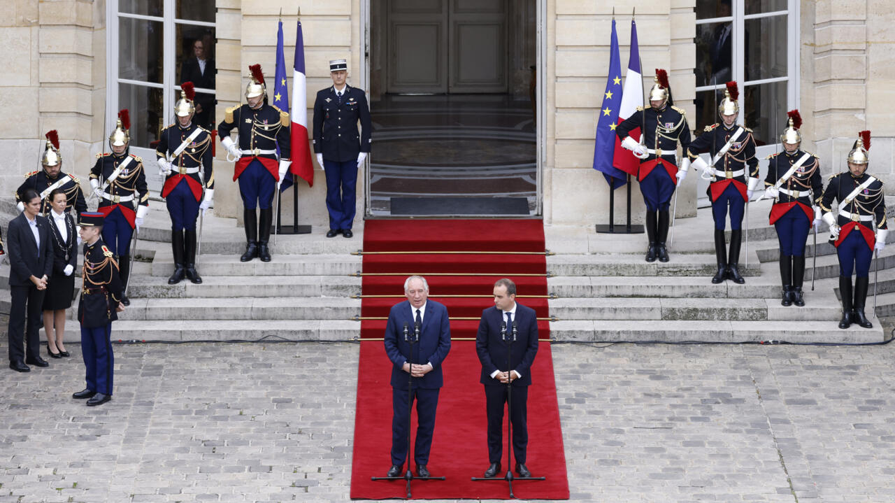 François Bayrou και Sébastien Lecornu, στις 10 Σεπτεμβρίου 2025, κατά την παράδοση της εξουσίας στο Matignon.