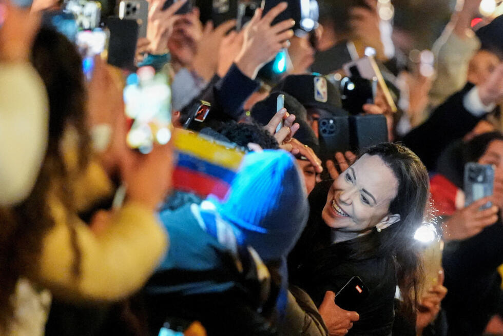 María Corina Machado saluda a sus simpatizantes frente al Grand Hotel de Oslo, Noruega, el 11 de diciembre de 2025.