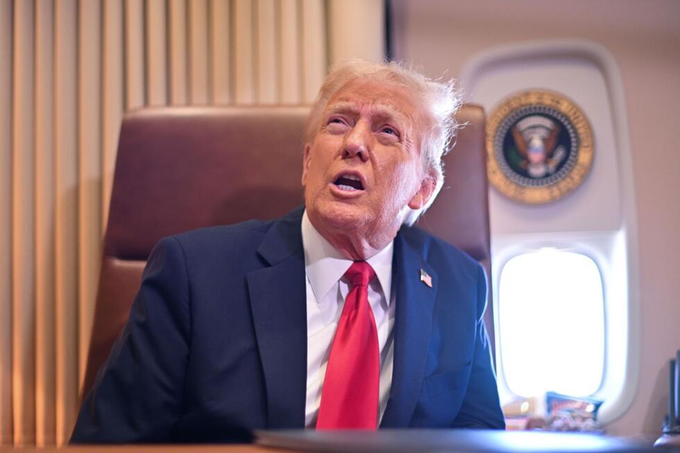 Le président américain Donald Trump à bord d'Air Force One, à destination de la Nouvelle-Orléans, le 9 février 2025.