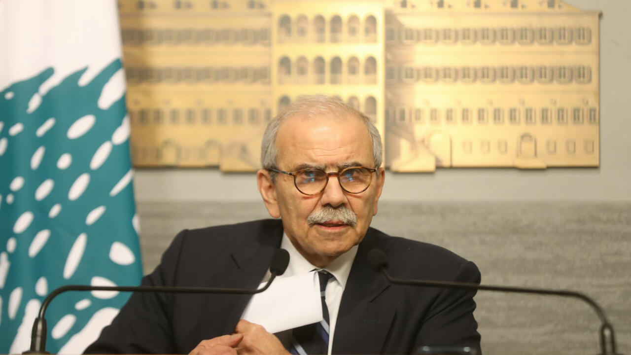 رئيس الوزراء اللبناني يعلن مشروع قانون لتوزيع الخسائر المالية إثر أزمة 2019