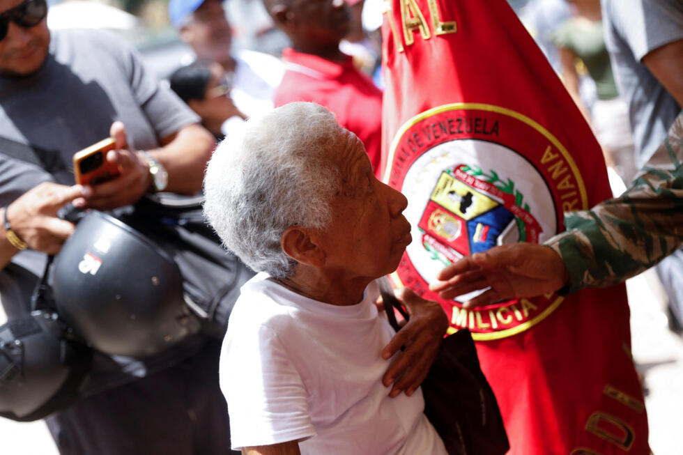 Los venezolanos hacen fila para alistarse en la milicia nacional tras el llamamiento del presidente venezolano Nicolás Maduro a una campaña de reclutamiento a nivel nacional, en medio de las crecientes tensiones con Estados Unidos por el despliegue de buques de guerra estadounidenses en el sur del Caribe y aguas cercanas, que según funcionarios estadounidenses tiene como objetivo hacer frente a las amenazas de los cárteles de la droga latinoamericanos, en La Guaira, Venezuela, el 30 de agosto de 2025.