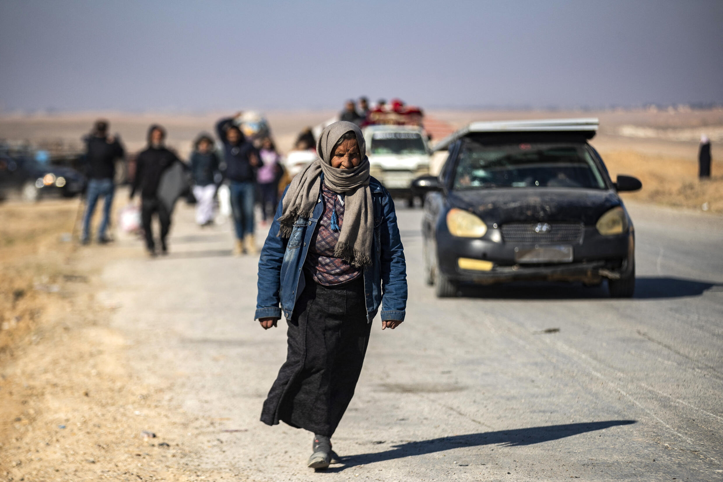 Une femme kurde syrienne fuyant sa maison dans les faubourgs de la ville d'Alep après sa prise par les rebelles islamistes, le 2 décembre 2024.