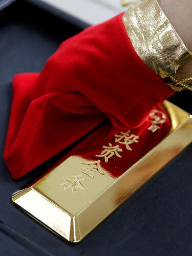 (Archivo) Un asistente de ventas muestra una barra de oro de 1.000 gramos como inversión para un cliente en la joyería Caibai, en Beijing, China, el 6 de agosto de 2019. REUTERS/Jason Lee/Foto de archivo