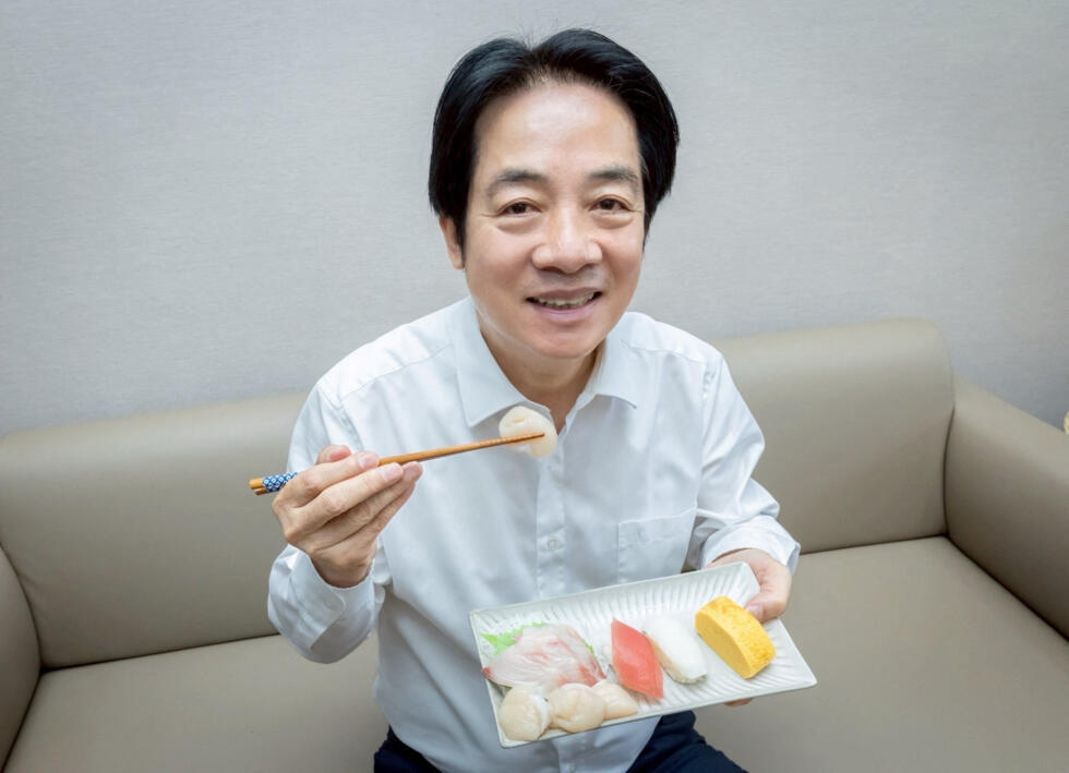 Le président taïwanais Lai Ching-te pose avec son déjeuner composé de sushis au hamachi et aux coquilles Saint-Jacques provenant du Japon, à Taipei, le 20 novembre 2025
