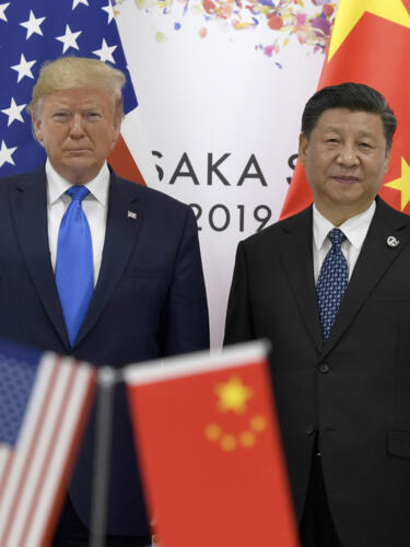 ARCHIVO - El presidente Donald Trump, a la izquierda, posa para una foto con el presidente chino, Xi Jinping, durante una reunión al margen de la cumbre del G-20 en Osaka, Japón, el 29 de junio de 2019.