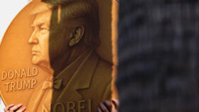 Un manifestant tient une pancarte sur laquelle figure une image du président américain Donald Trump et le mot « Nobel », tandis que des partisans et des membres des familles des otages kidnappés lors