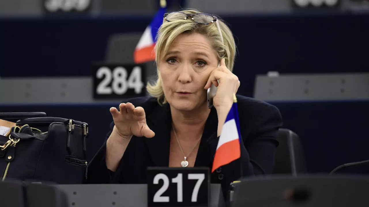 Marine Le Pen Mise En Demeure De Rembourser 340 000 D Indemnites Detournees A Bruxelles