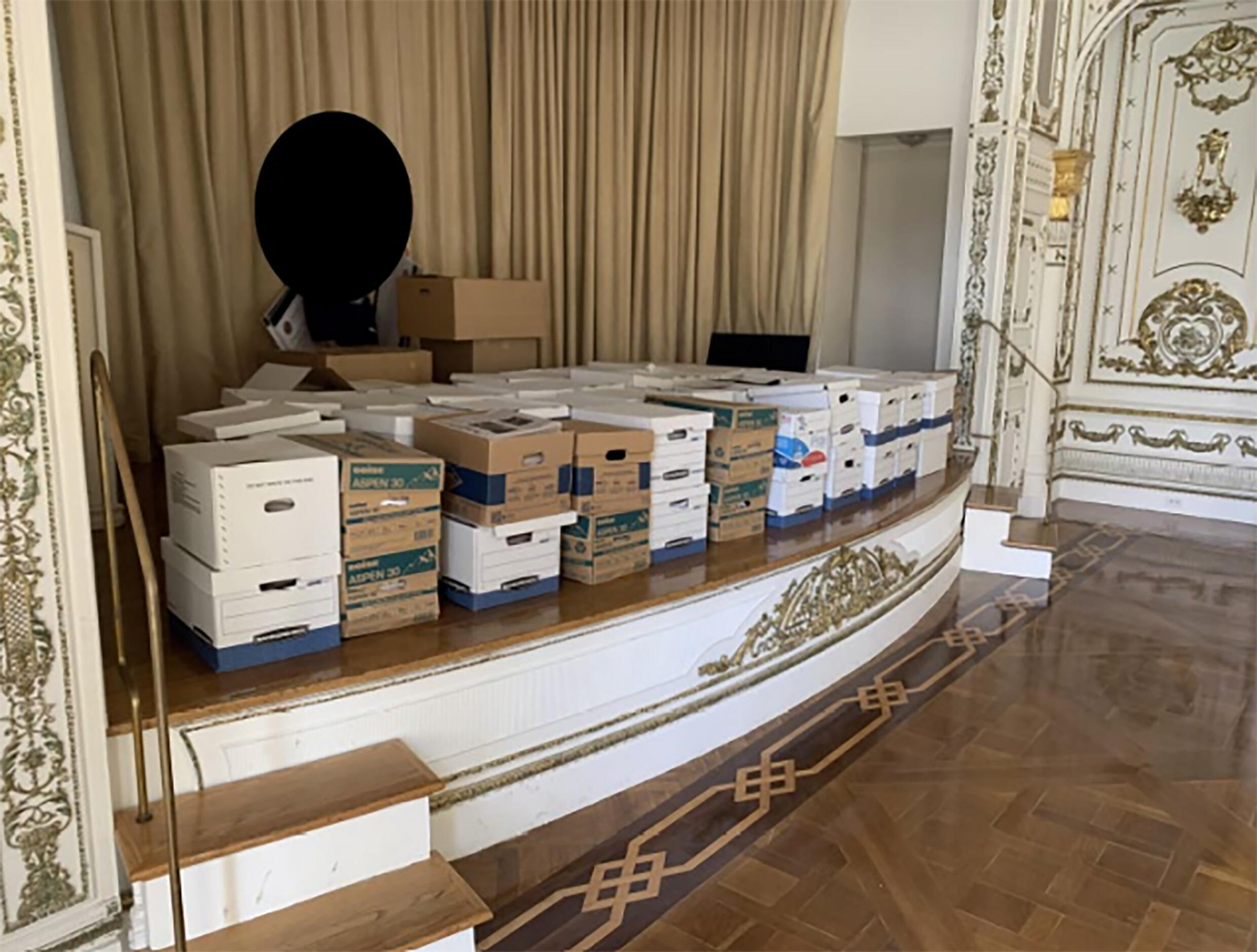 Photo non datée fournie par le ministère américain de la Justice de cartons de documents dans la résidence de l'ex-président Donald Trump à Mar-a-Lago, en Floride