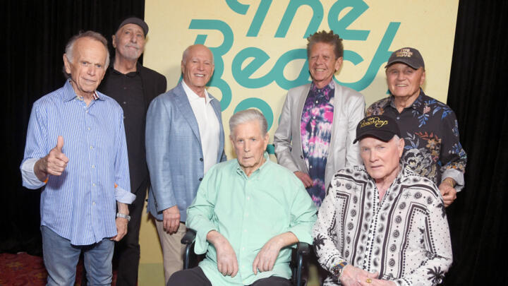 Al Jardine, David Marks, Frank Marshall, Brian Wilson, Blondie Chaplin, Mike Love et Bruce Johnston assistent à la première mondiale du documentaire Disney+ « The Beach Boys » au TCL Chinese Theatre à